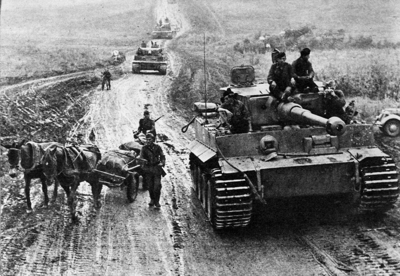Ein deutscher"Tiger"-Panzer rollt im Osten an die Front - für den Einsatz bei Kursk waren sie auch vorgesehen.