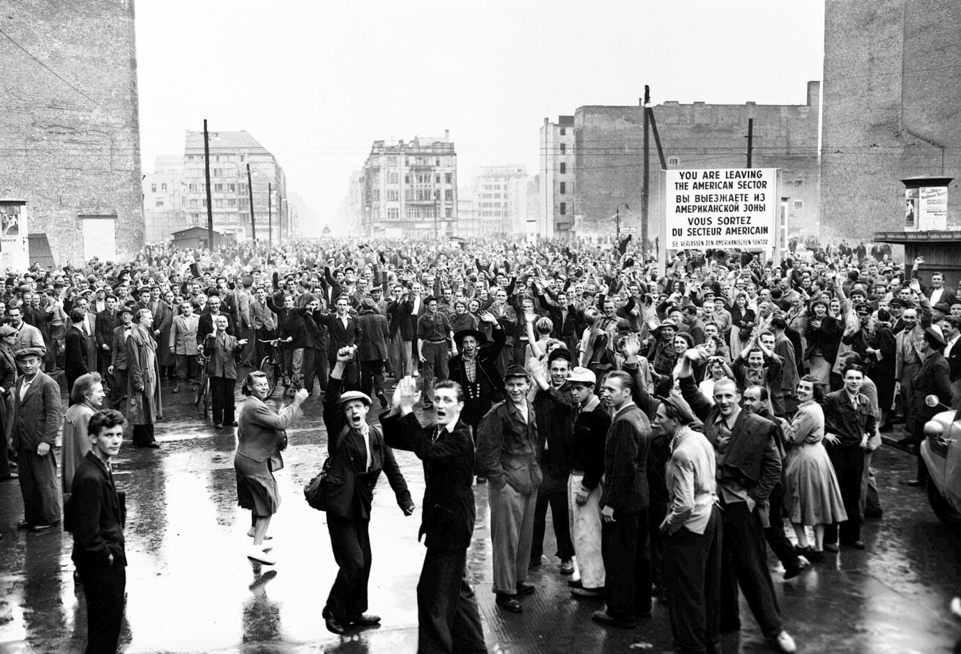 Demonstration in Ost-Berlin - Demonstranten, die sich waehrend der blutigen Unruhen in Ostberlin an der Sektorengrenze versammelten am 17. Juni 1953.
