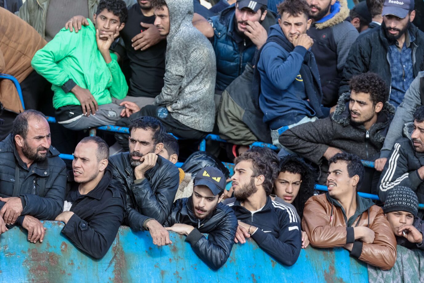 Asylbewerber schauen von einem Flüchtlingsboot in einem griechischen Hafen herab, Viele von ihnen ziehen weiter nach Deutschland und ändern so die Zusammensetzung der Bevölkerung.