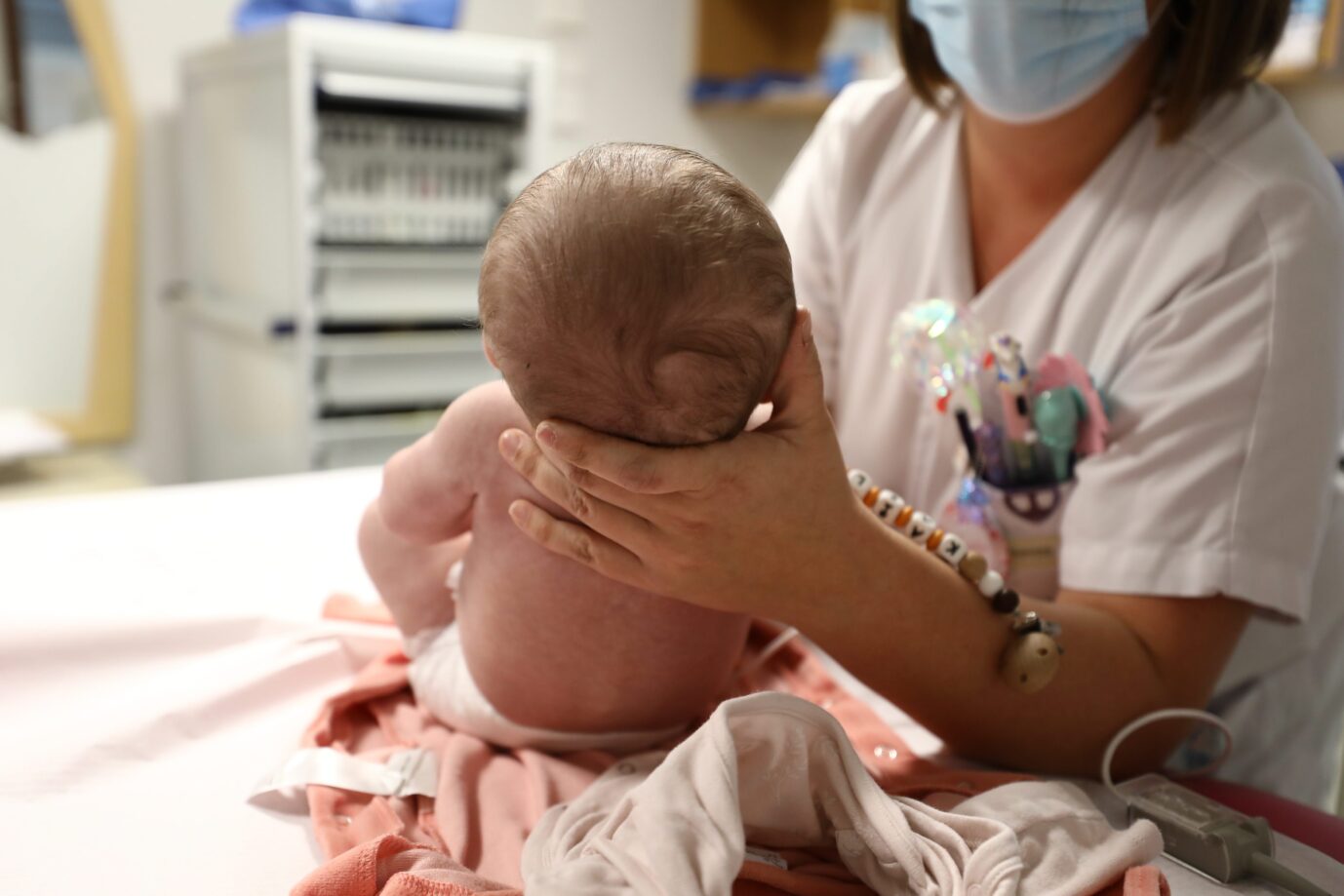 Eine Krankenschwester kümmert sich um ein Neugeborenes: In Deutschland gibt es eine niedrige Geburtenrate