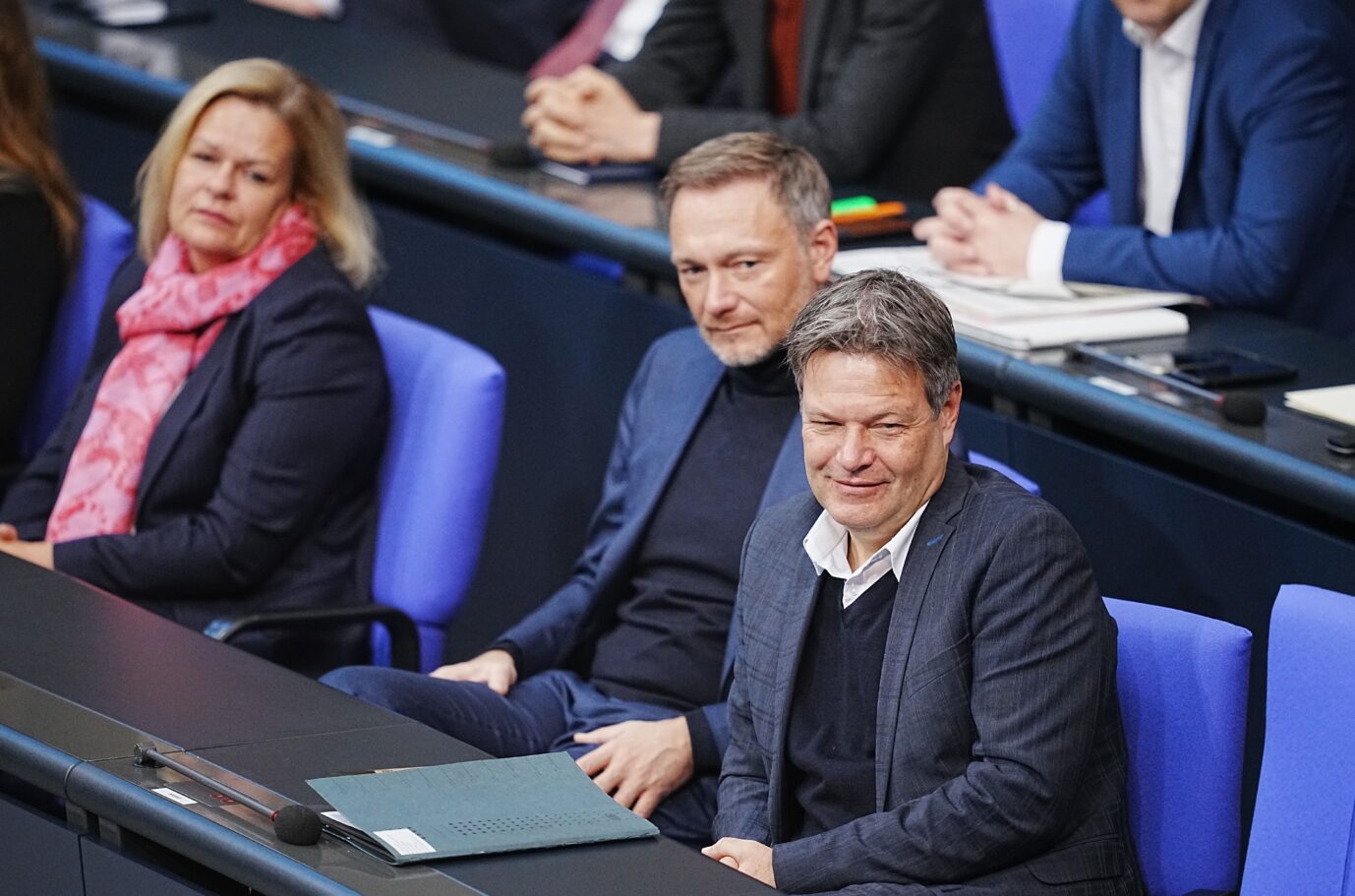 Rezession: Innenministerin Nancy Faeser (SPD) und Finanzminister Christian Lindner (FDP) sehen nicht Wirtschaftsminister Robert Habeck (Grüne) in der Verantwortung für die wirtschaftliche Lage, sondern die AfD.