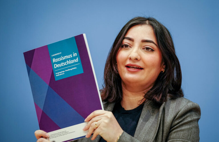 Reem Alabali-Radovan (SPD), Staatsministerin und Beauftragte der Bundesregierung für Migration, Flüchtlinge und Integration und Beauftragte für Antirassismus bei der Bundespressekonferenz in Berlin, Anfang 2023. Der „Expertenrat Antirassismus“ nimmt ab Montag seine Arbeit auf.