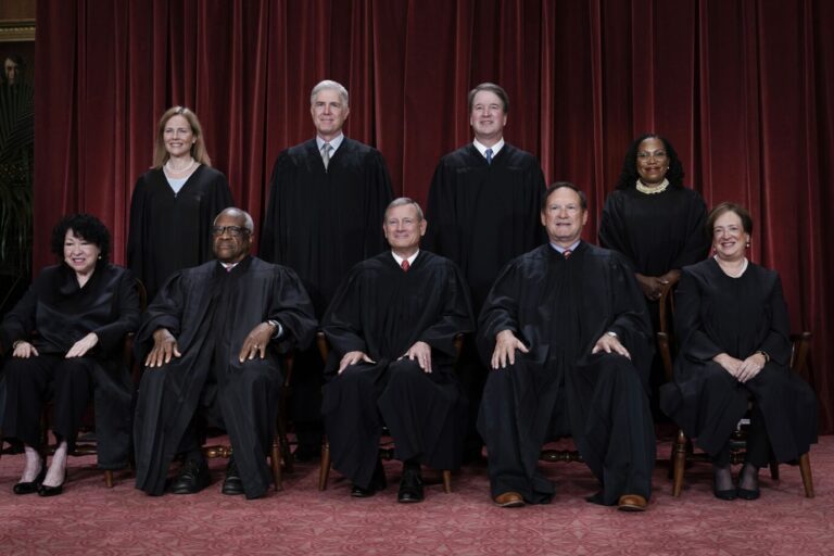 Historisches Urteil: Die Mitglieder des Supreme Courts. In der Mitte unten: Gerichtspräsident John Roberts. Foto: picture alliance / ASSOCIATED PRESS | J. Scott Applewhite