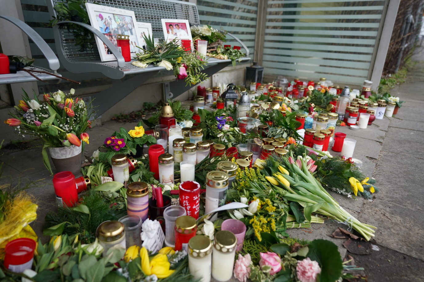 Kerzen und Blumen erinnern an die Opfer von Brokstedt: Ein Migranten hatte zwei junge Menschen getötet