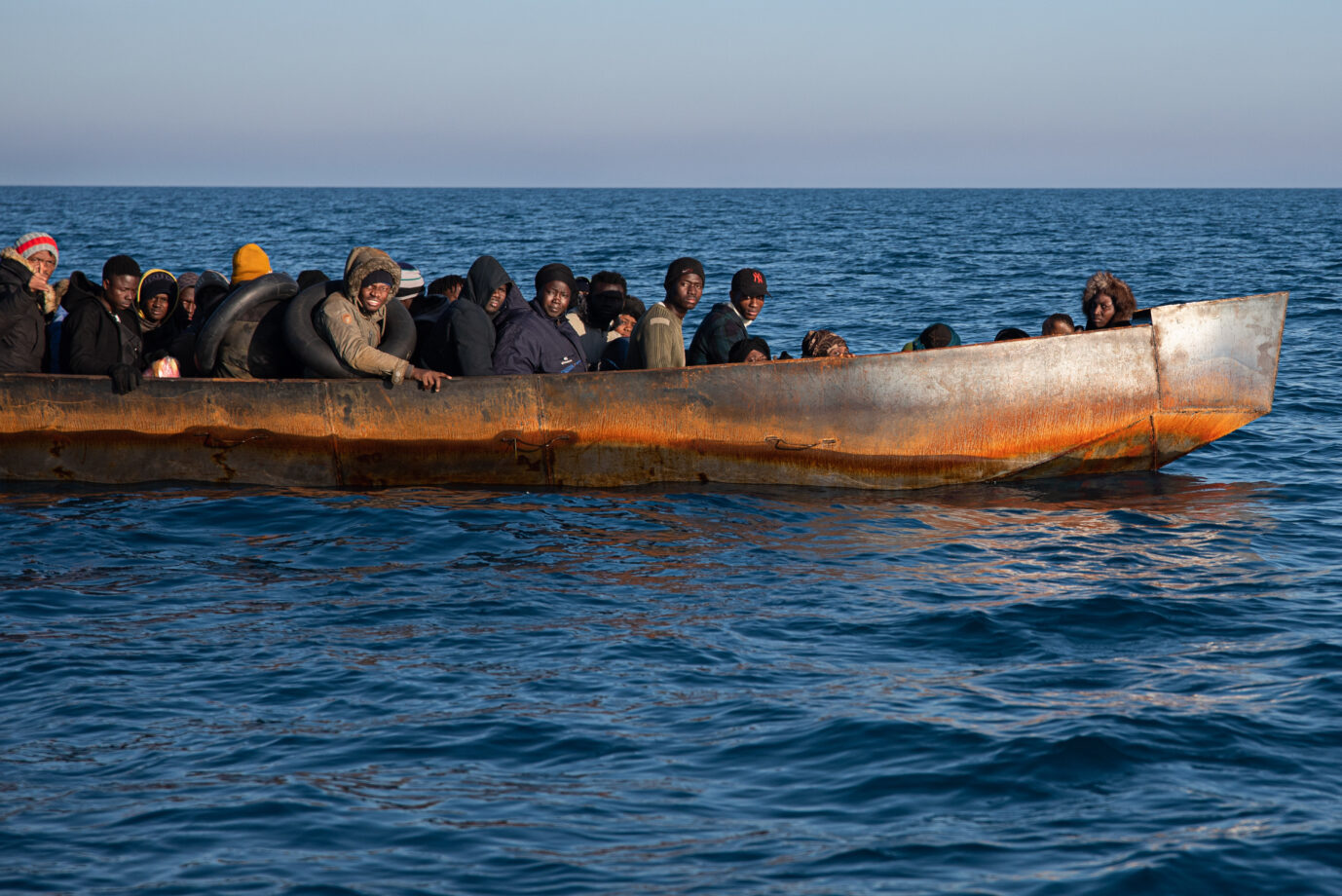 21. Februar 2023, Italien: Ein Schiff mit Migranten erreicht Lampedusa. Der EU-Migrationspakt könnte die Nationen Europas weiter spalten, befürchten Skeptiker.