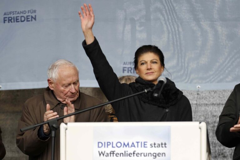 Sahra Wagenknecht und ihr Ehemann Oskar Lafontaine auf der Friedensdemo am Brandenburger Tor in Berlin, 25.02.2023.