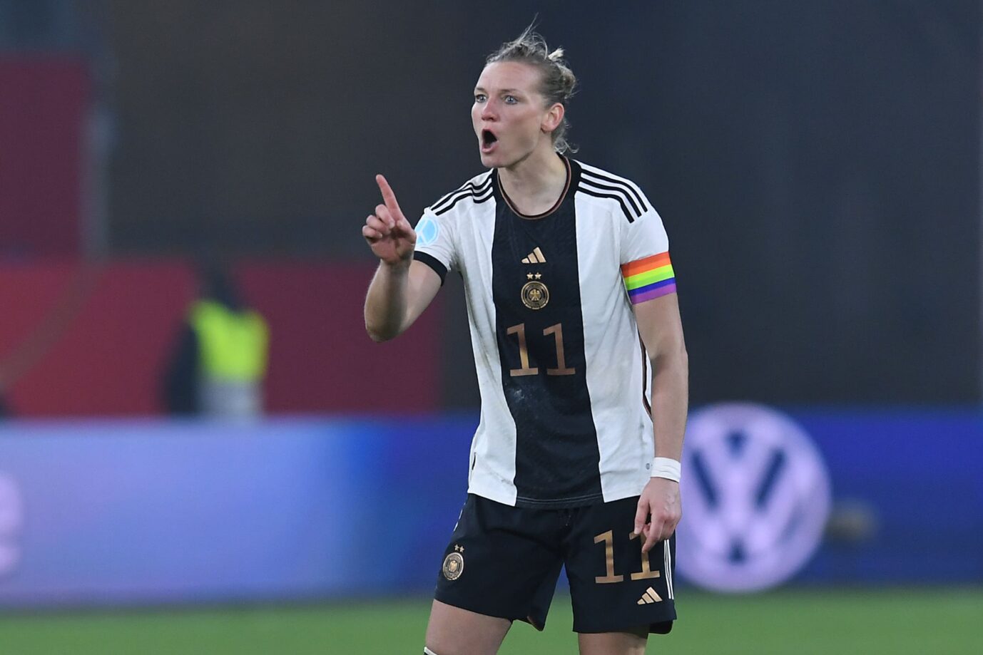 One-Love: Alexandra Popp mit der Regenbogen-Binde beim Länderspiel gegen Schweden (0:0) im Februar.