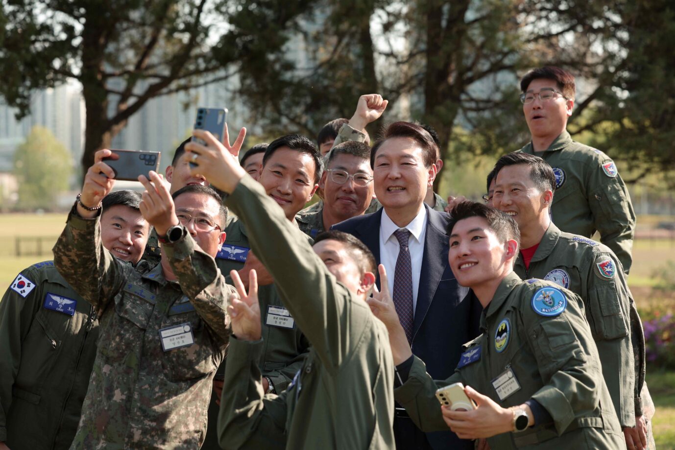 Südkoreas Präsident Yoon Suk Yeol mit Soldaten: Auch immer gern zu Scherzen aufgelegt Foto: picture alliance / YONHAPNEWS AGENCY | Yonhap