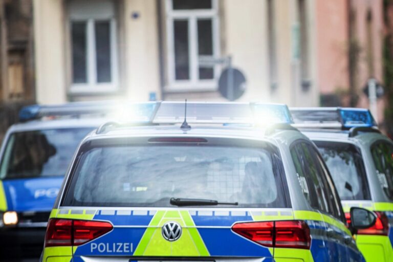 Mehrere Polizeiautos stehen wegen Libanesen mit Blaulicht vor einem Einsatzort.