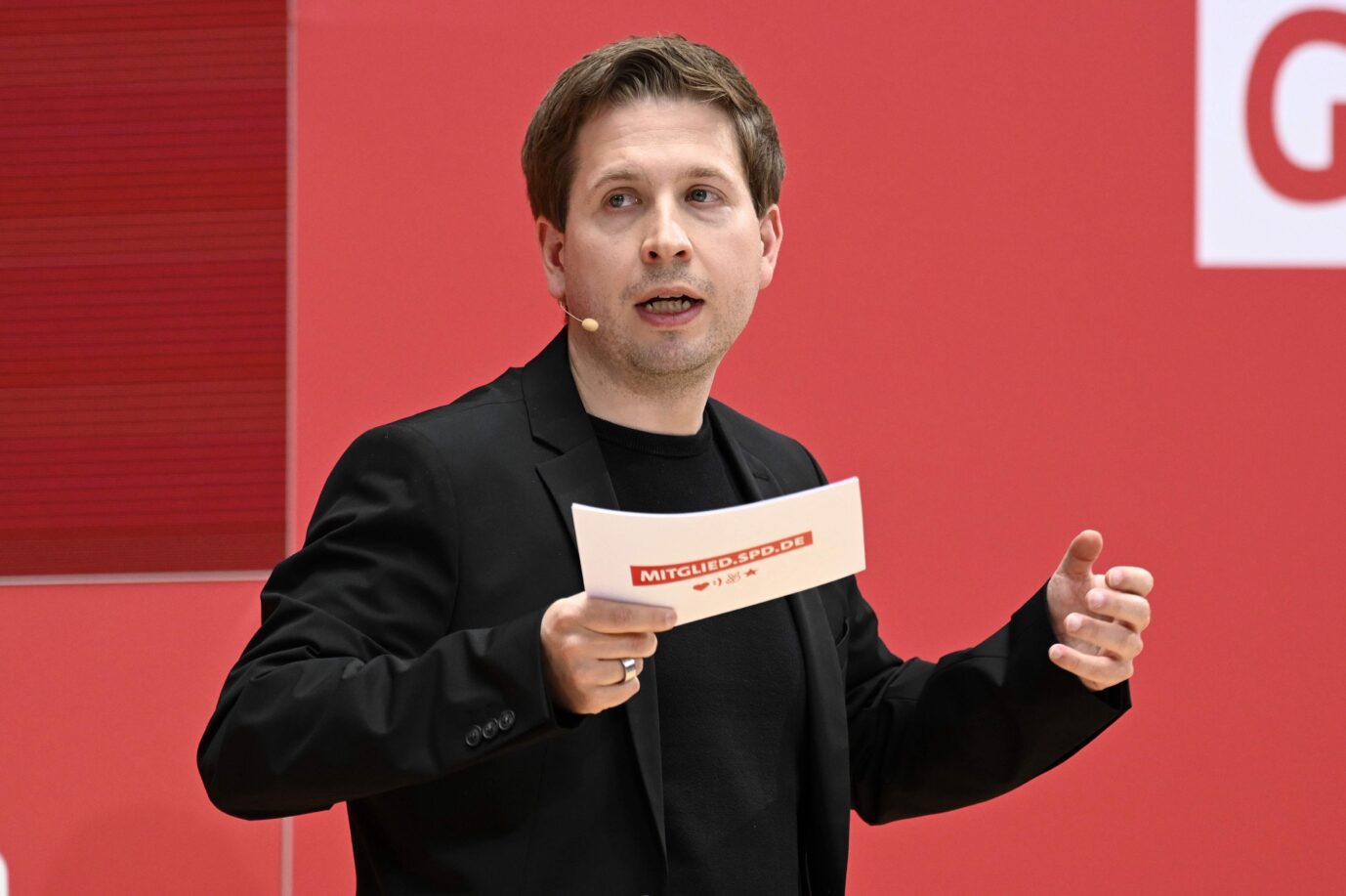 Kevin Kühnert bei der Jubiläumsveranstaltung der SPD 'Fortschritt braucht Gerechtigkeit - Seit 160 Jahren Ideen für morgen' im Willy-Brandt-Haus in Berlin.