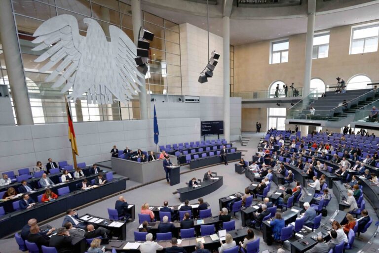 Debatte bei der Sitzung des Deutschen Bundestages, dem Symbol der deutschen Demokratie: Foto: picture alliance/dpa | Carsten Koall