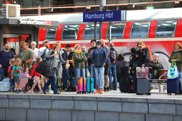 Fahrgäste warten auf die Bahn - ist das die Verkehrswende?