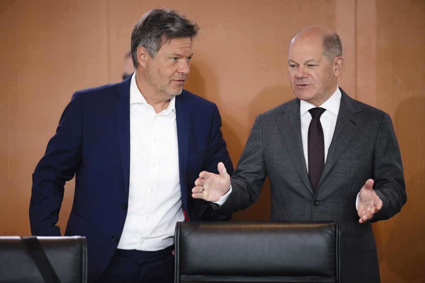 Wirtschaftsminister Robert Habeck (links, Grüne) und Bundeskanzler Olaf Scholz (SPD): Ein Gesetz sieht vor, sie wegen der gestiegenen Verbraucherpreise zu entlasten