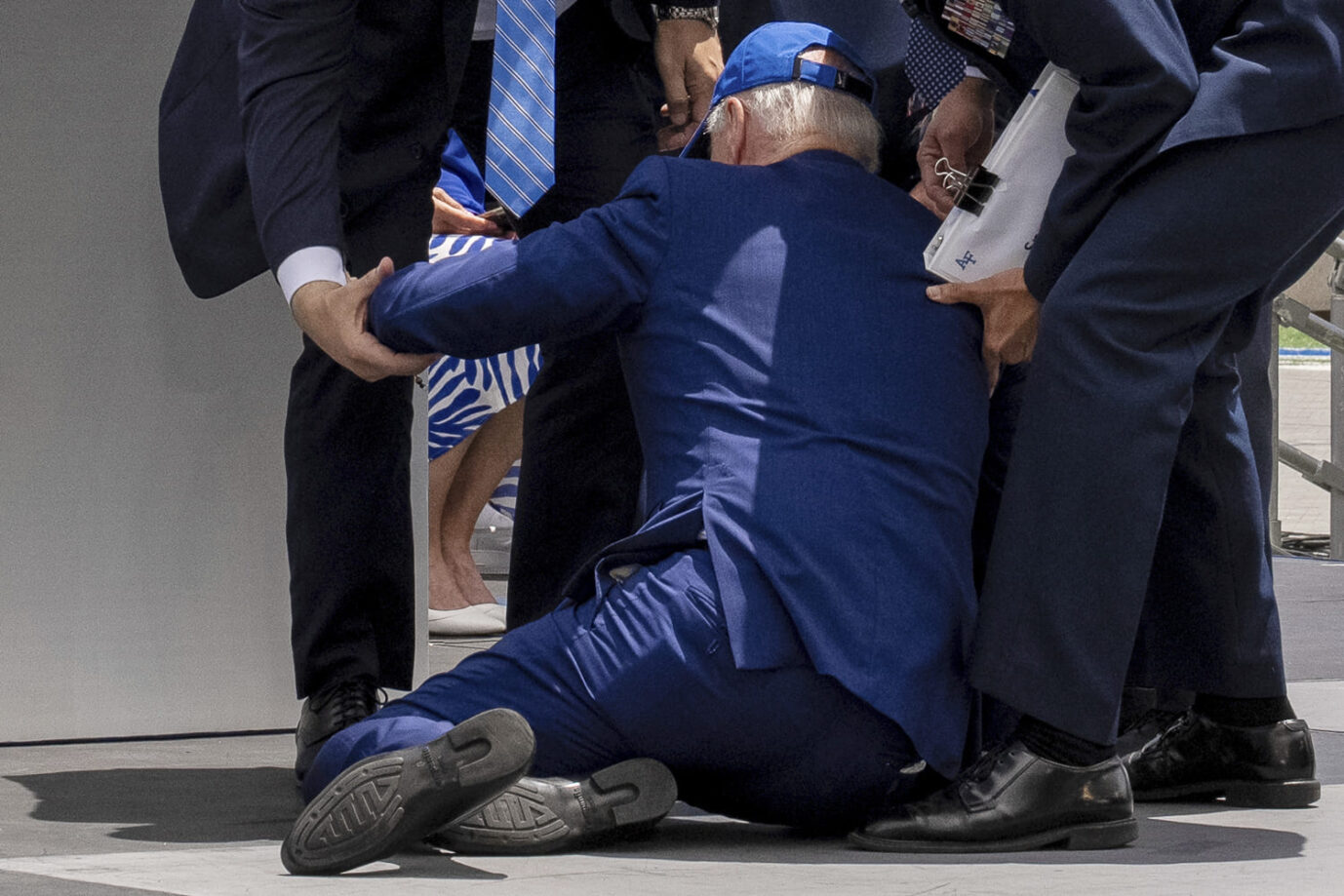 Diskussion um Alter neu entfachtJoe Biden fällt mitten auf der Bühne um