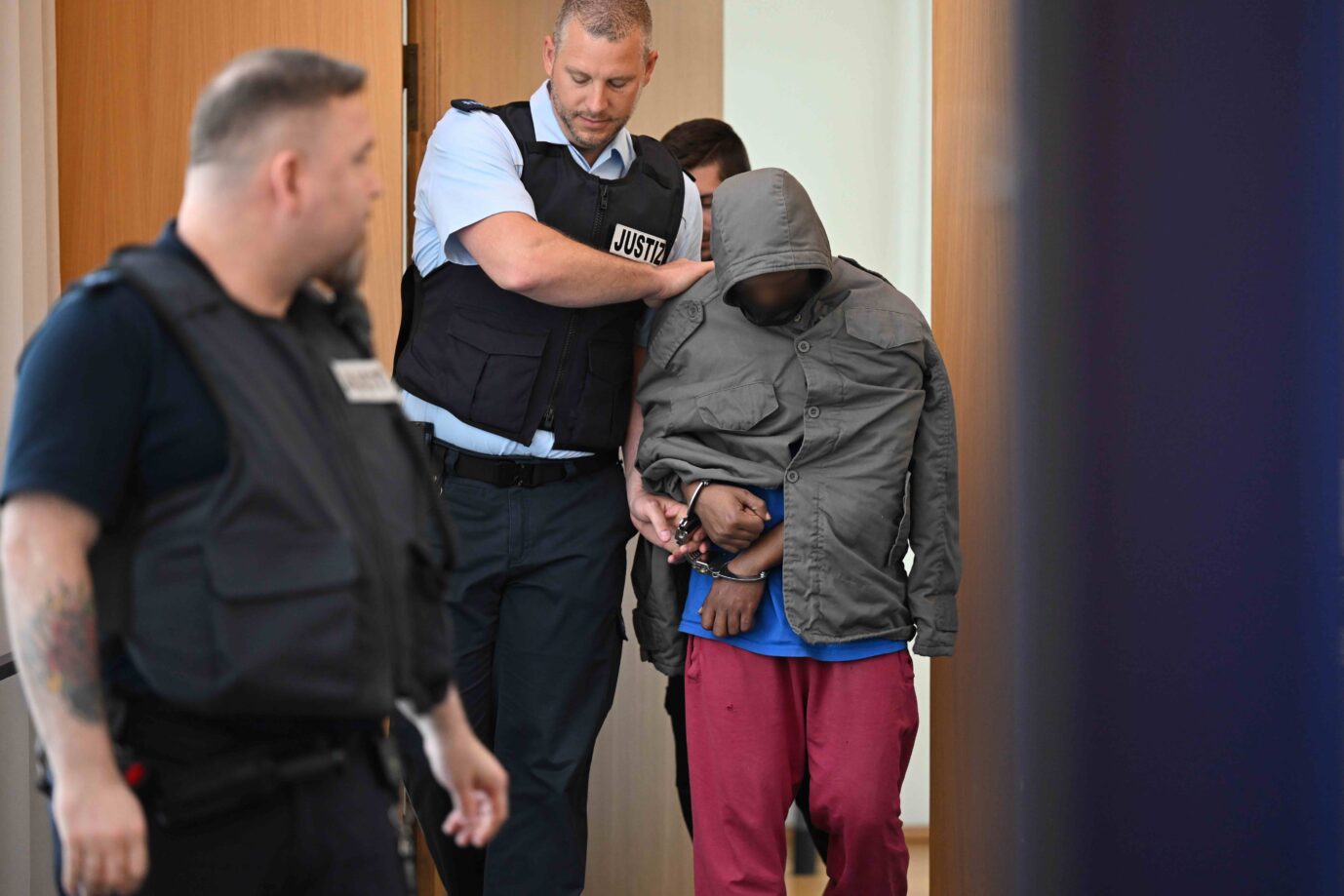 Der angeklagte Asylbewerber entschuldigte sich vor Gericht für seinen Messerangriff auf zwei Schulmädchen in Illerkirchberg Foto: picture alliance/dpa | Felix Kästle