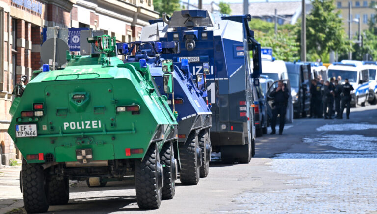 Panzerfahrzeuge der Polizei stehen an der Polizeidirektion in Leipzig.