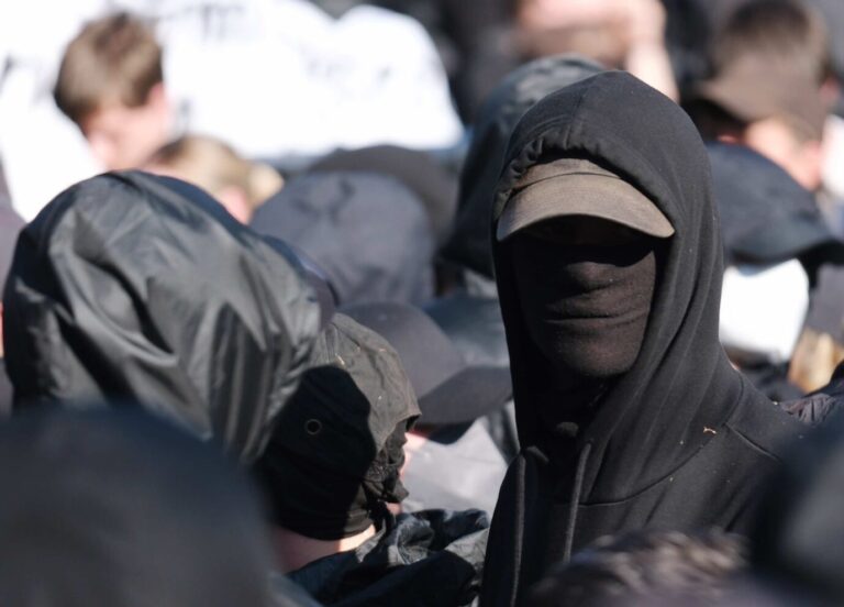 Vermummte Demonstrationsteilnehmer bei einem Protest gegen das Urteil im Prozess gegen Lina E. am „Tag X“ in Leipzig.