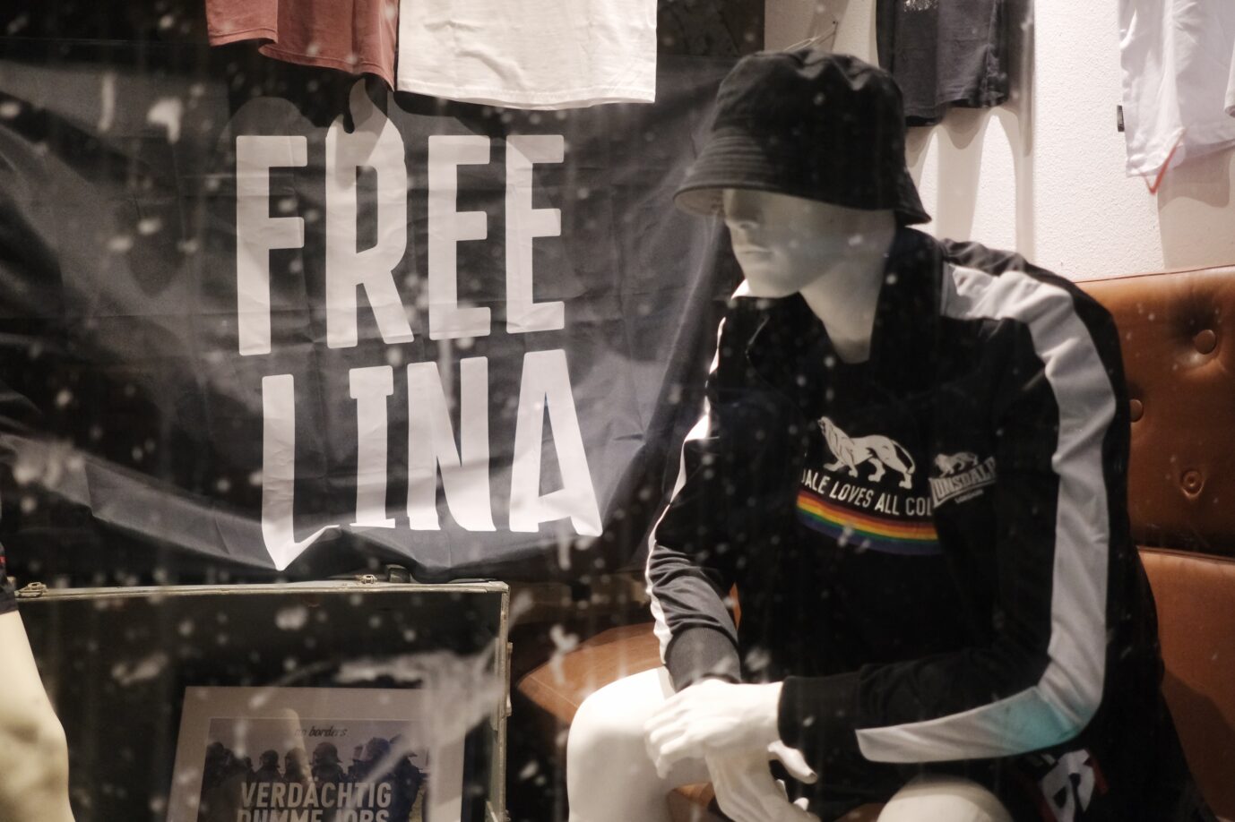 Das Bild zeigt ein Solidaritäts-Transparent mit der verurteilten Gewalttäterin Lina E.
