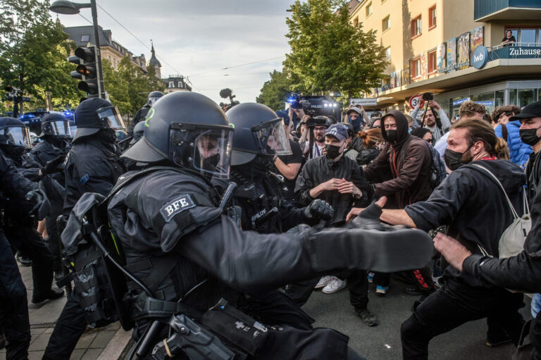 Das Foto zeigt linksextremistische Demonstranten, die sich in Leipzig mit der Polizei prügeln. Anlass war das Urteil gegen die Rädelsführerin der linksextremen Hammerbande, Lina E.