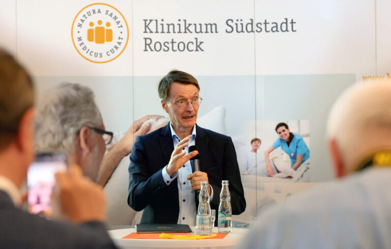 Karl Lauterbach (SPD), Bundesgesundheitsminister, spricht bei seinem Besuch im Südstadt-Klinikum mit Beschäftigten über die geplante Krankenhausreform. Bei den anstehenden Veränderungen geht es vor allem auch um die Zukunft kleinerer und kommunaler medizinischer Einrichtungen.