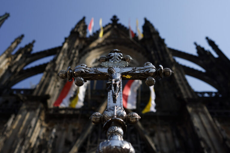 Ein Jesuskreuz mit der Inschrift INRI steht vor Erzbischof Rainer Maria Kardinal Woelki beim Pontifikalamt zu Fronleichnam 2023 auf dem Roncalliplatz mit anschließender Prozession durch die Kölner Innenstadt. Die katholische Kirche verzeichnet dieses Jahr Rekordwerte an Austritten.