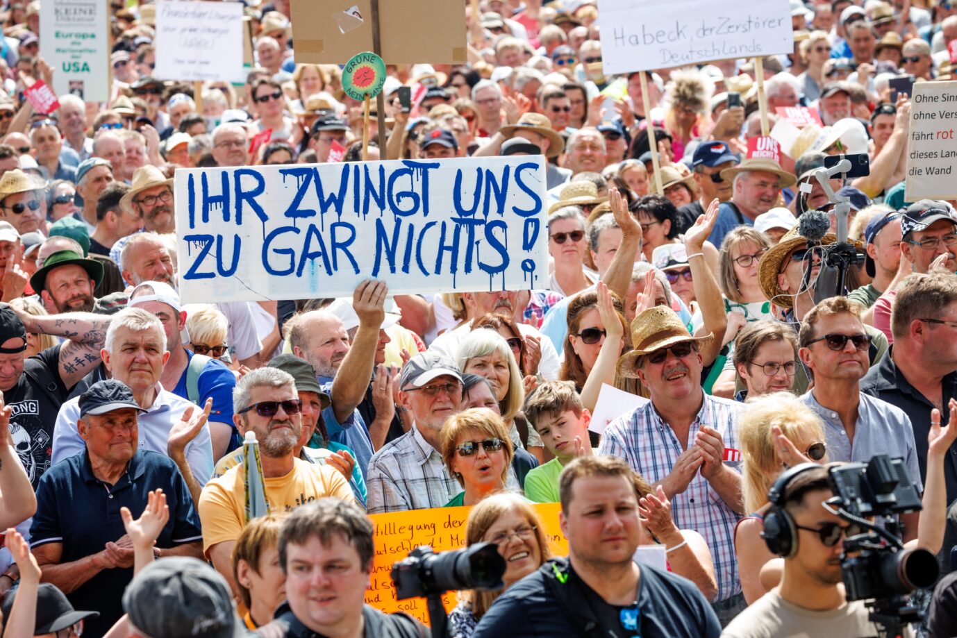 Ein Teilnehmer hält bei einer Demonstration gegen die Klima-Politik der Grünen unter dem Motto „Stoppt die Heizungsideologie“ ein Schild mit der Aufschrift „Ihr zwingt uns zu gar nichts!“ in die Höhe. Nerven wegen AfD gespannt.