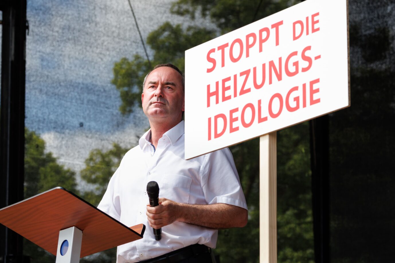 Heizungsverbot: Bayerns Vize-Ministerpräsident Hubert Aiwanger (Freie Wähler) kritisierte die Grünen bei der Großkundgebung in Erding scharf. Nun soll er deswegen zurücktreten.