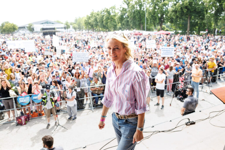 Monika Gruber, Kabarettistin und Mitveranstalterin der Demonstration, steht bei einer Demonstration gegen die Klima-Politik der Ampelregierung unter dem Motto „Stoppt die Heizungsideologie“ auf der Bühne.