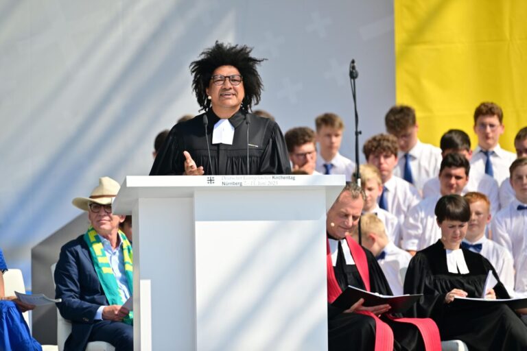 Schlussgottesdienst "Alles hat seine Zeit" am 11.06.2023 auf dem Hauptmarkt beim 38. Evangelischen Kirchentag in Nuernberg. (Foto v.l.: Thomas de Maiziere, Praesident 38. Deutscher Ev. Kirchentag (DEKT); Pastor Quinton Ceasar; Kirchentagspastor Arnd Schomerus; Pfarrerin Sabrina Wilkenshof) Bei dem Protestantentreffen hatten seit Mittwoch Zehntausende ein Glaubensfest mit Gottesdiensten, Gebeten und Musik gefeiert und zugleich unter dem Kirchentagsmotto "Jetzt ist die Zeit" ueber aktuelle politische und gesellschaftliche Themen debattiert. Der evangelische Kirchentag findet alle zwei Jahre in einer anderen deutschen Grossstadt statt. Gastgeber 2025 ist Hannover. (Siehe epd-Meldung vom 11.06.2023)