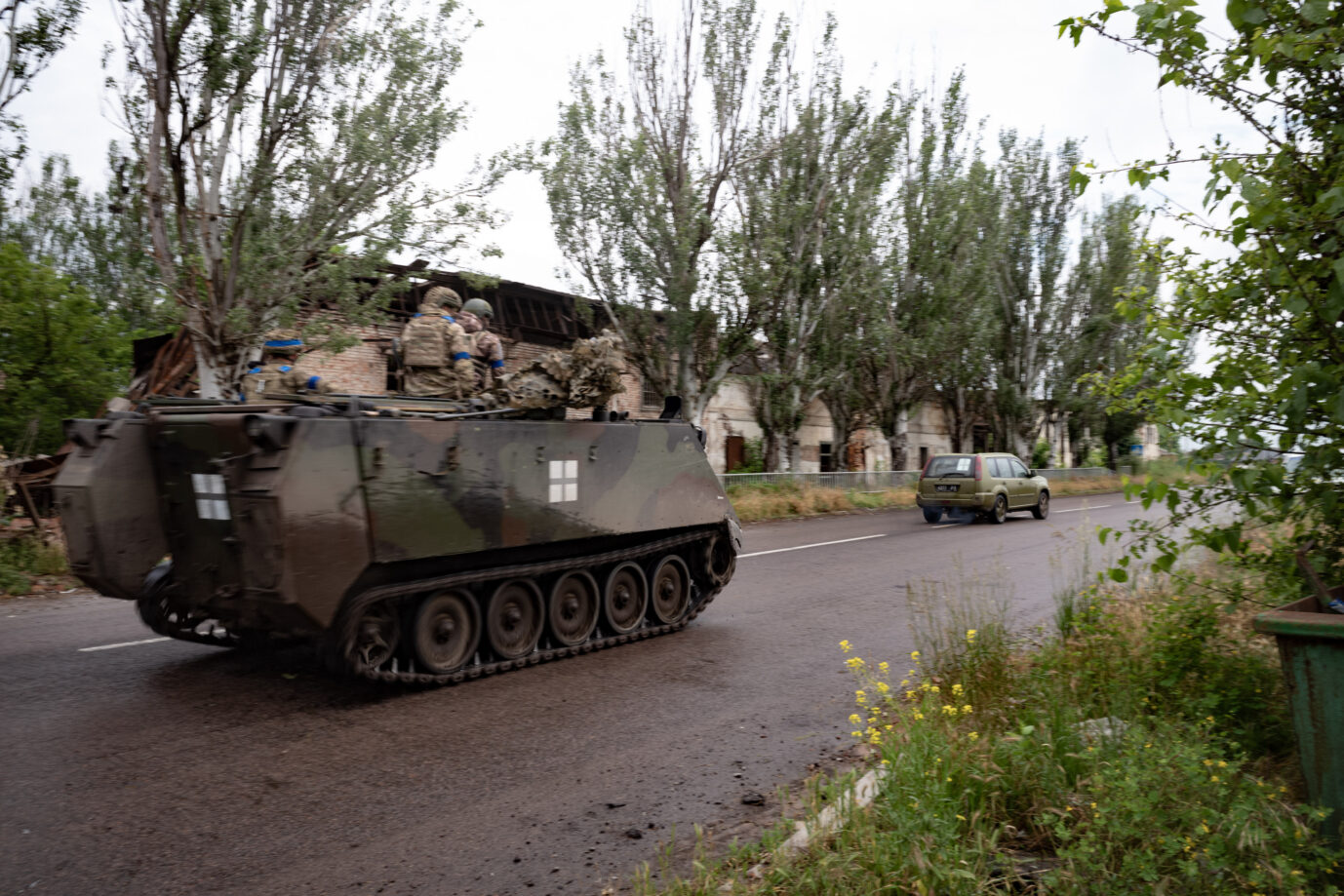 Amerikanischer M113 fährt mit Soldaten der Ukraine an die Front
