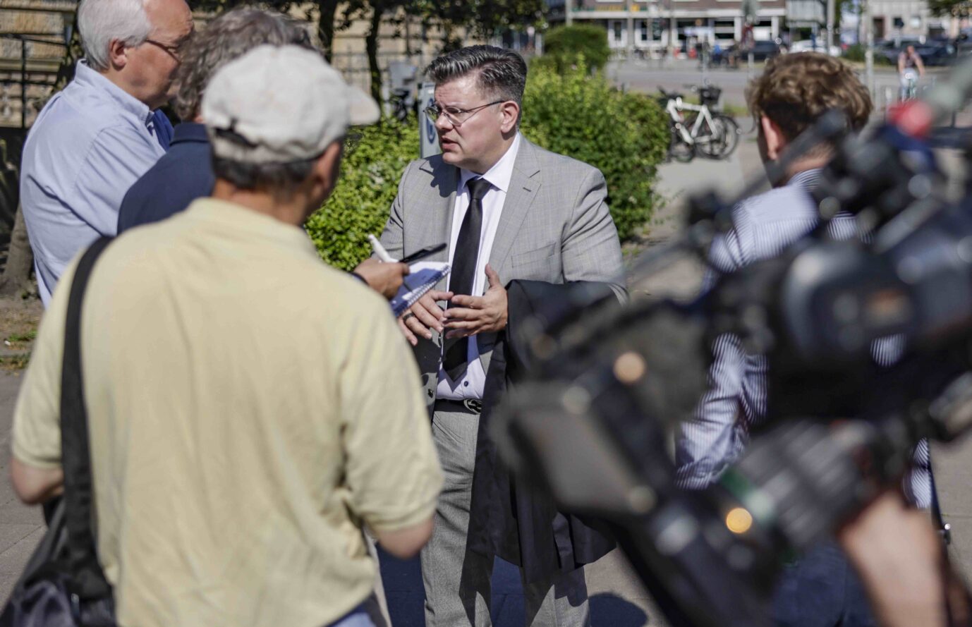 Tobias Ulbrich, Anwalt der Klägerin im bundesweit ersten Prozess gegen Biontech wegen eines mutmaßlichen Impfschadens, spricht vor dem Hamburger Landgericht mit Journalisten.