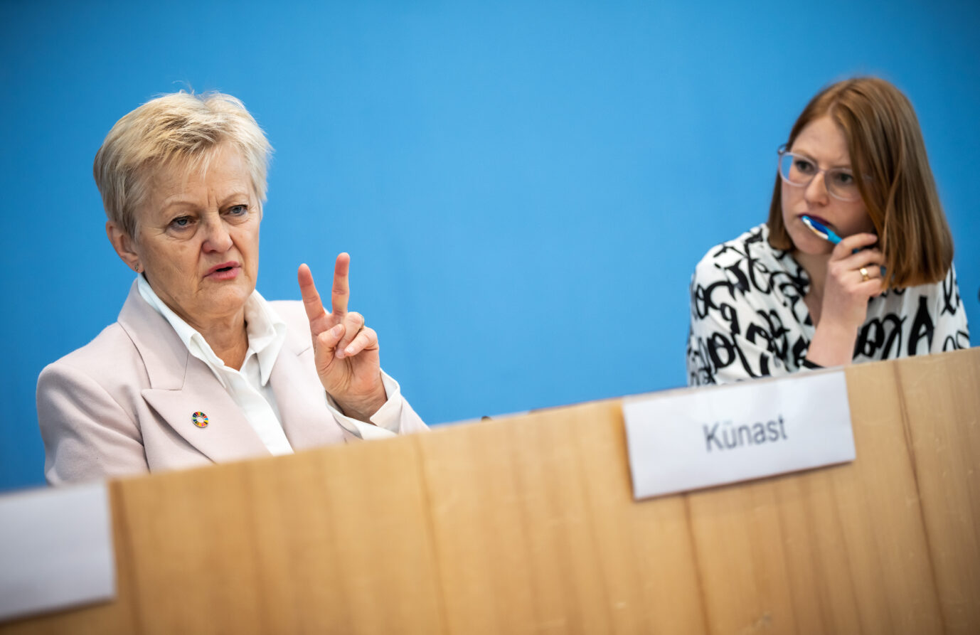 Renate Künast (l, Grüne) und Katrin Helling-Plahr (FDP), bei der Vorstellung der Parlaments-Initiative für Regelungen der Sterbehilfe