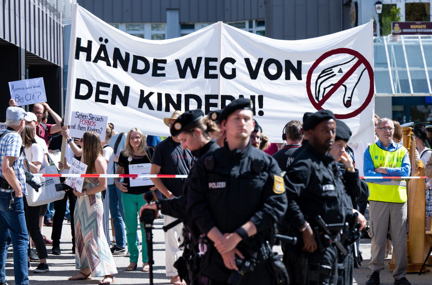 Dragqueen und Frühsexualisierung: Protest gegen die Transsexuellen-Lesung für Vierjährige in München.