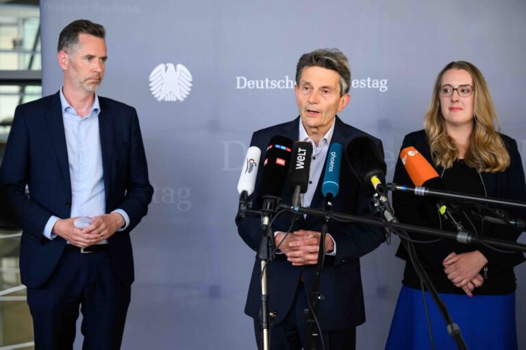 Christian Dürr (l-r), Vorsitzender der FDP-Bundestagsfraktion, Rolf Mützenich, Vorsitzender der SPD-Bundestagsfraktion, und Katharina Dröge, Vorsitzende der Bundestagsfraktion von Bündnis 90/Die Grünen, sprechen über die Einigung im Heizungsstreit für die Novelle des Gebäudeenergiegesetzes (GEG) nach den Sitzungen der Fraktionen im Deutschen Bundestag.