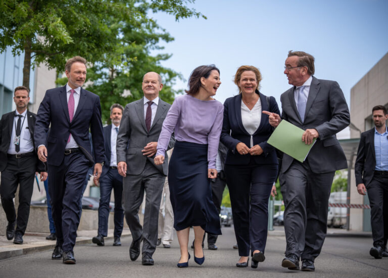 Christian Lindner (l-r, FDP), Bundesminister der Finanzen, Bundeskanzler Olaf Scholz (SPD), Annalena Baerbock (Bündnis 90/Die Grünen), Außenministerin, Nancy Faeser (SPD), Bundesministerin des Innern und Heimat, und Boris Pistorius (SPD), Verteidigungsminister, sind auf dem Weg zu einer Pressekonferenz zur Nationalen Sicherheitsstrategie. Die Bundesregierung hat eine umfassende Nationale Sicherheitsstrategie, die alle Aspekte der äußeren und inneren Sicherheit umfasst, beschlossen.