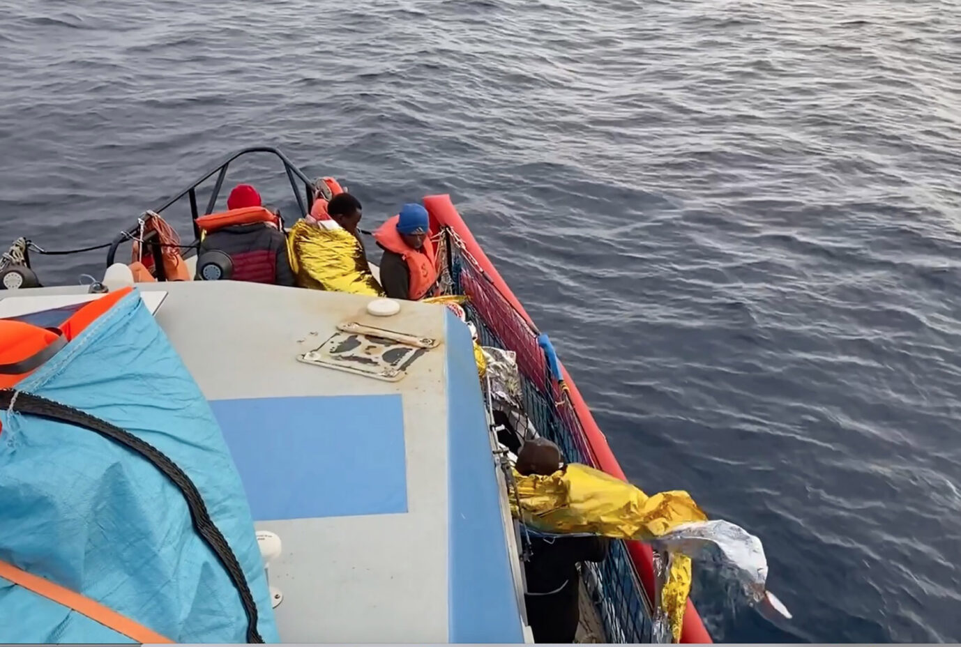 Migranten auf dem Flüchtlingsrettungsschiff „Aurora“ des Vereins Sea-Watch: Italien sieht seine Vorschriften mißachtet