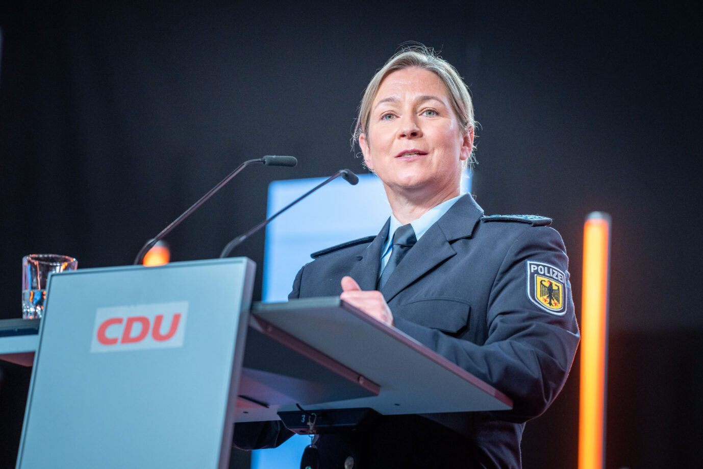 Claudia Pechstein, Olympiasiegerin im Eissschnelllauf, spricht in ihrer Uniform als Bundespolizistin beim CDU-Grundsatzkonvent. Das neue Grundsatzprogramm soll bei einem Bundesparteitag Anfang Mai 2024 verabschiedet werden. Der Konvent gehört zum Prozess zur Erarbeitung des Programmes.