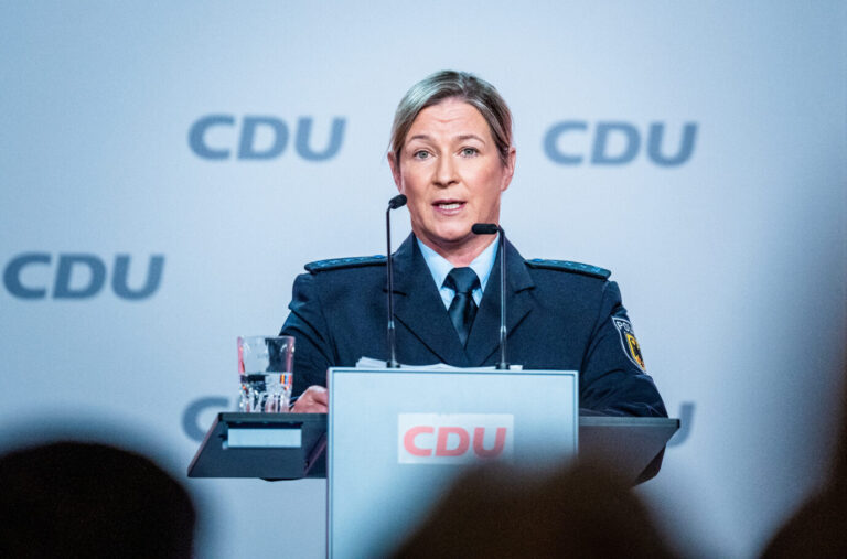 Claudia Pechstein steht nach ihrer Rede weiter im Feuer der Kritik - auch von Bahar Aslan.