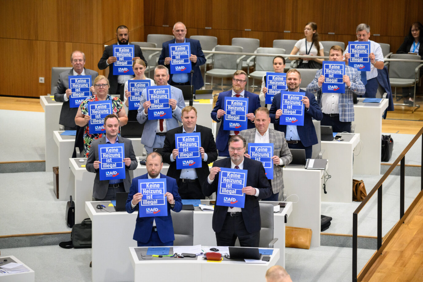 Die AfD-Fraktion im Landtag von Niedersachsen protestiert gegen das Heizungsgesetz - das sorgt für Aufregung bei der CDU Foto: picture alliance/dpa | Julian Stratenschulte