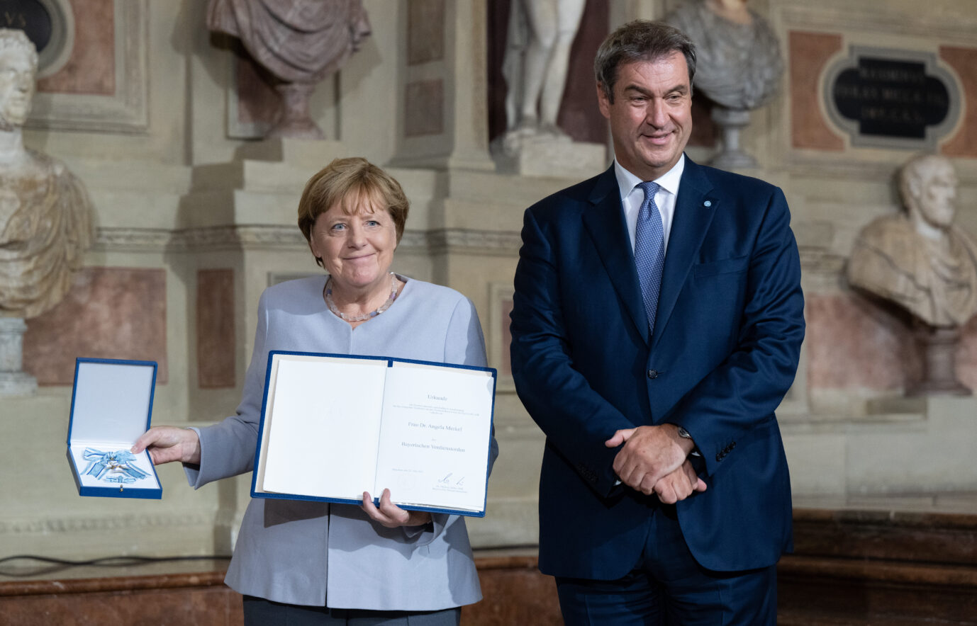 Altkanzlerin Merkel mit dem bayerischen Verdienstorden, den ihr soeben Ministerpräsident Markus Söder verliehen hat.