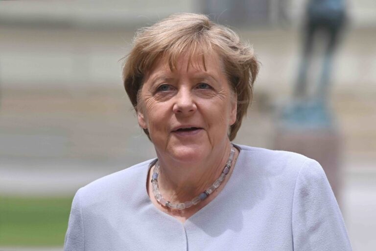 Altkanzlerin Angela Merkel wird auf ihren Reisen von einer teuren Stylistin begleitet Foto: picture alliance / SvenSimon | Frank Hoermann/SVEN SIMON