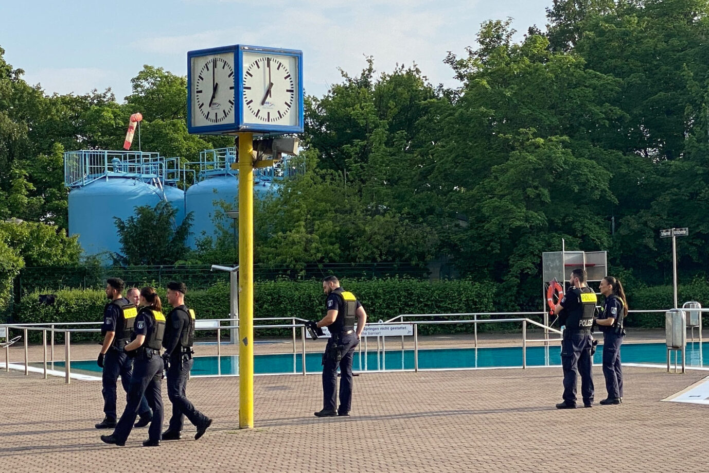 Gestern Abend: Polizisten haben auf Bitten der Schwimmeister das Neuköllner Columbiabad geräumt. Foto: picture alliance/dpa | Andreas Rabenstein