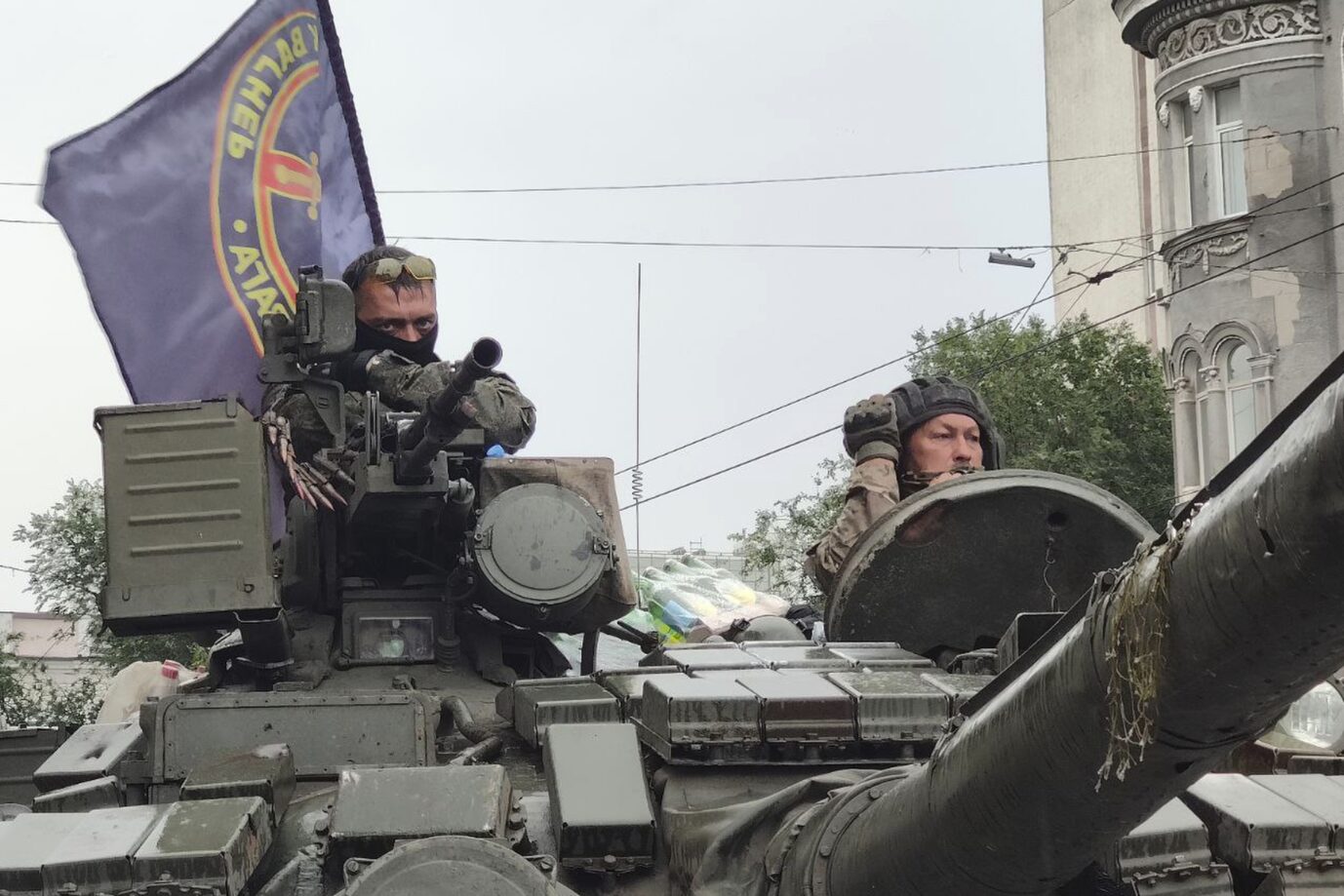 Kämpfer der Wagner-Gruppe sitzen in ihrem Panzer während des Putschversuches in Rostov am Don.