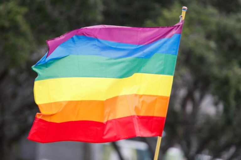Findet die LGBTQ-Bewegung gar nicht lustig: Die Regenbogenflagge weht in Hamstamck zunächst nicht mehr