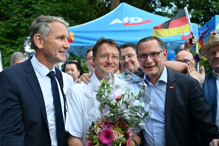 Siegestrunken: Thüringens AfD-Landeschef Björn Höcke, der direkte gewählte Landrat Robert Sesselmann und AfD-Bundesvorsitzender Tino Chrupalla (v.l.n.r.) feiern den Erfolg im Landkreis Sonneberg. Foto: picture alliance/dpa | Martin Schutt