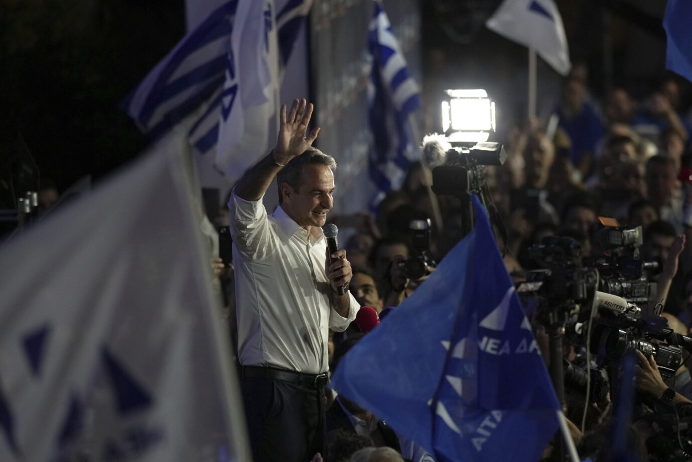 Griechenlands Ministerpräsident feiert vor begeisterten Anhängern die absolute Mehrheit seiner konservativen Partei.