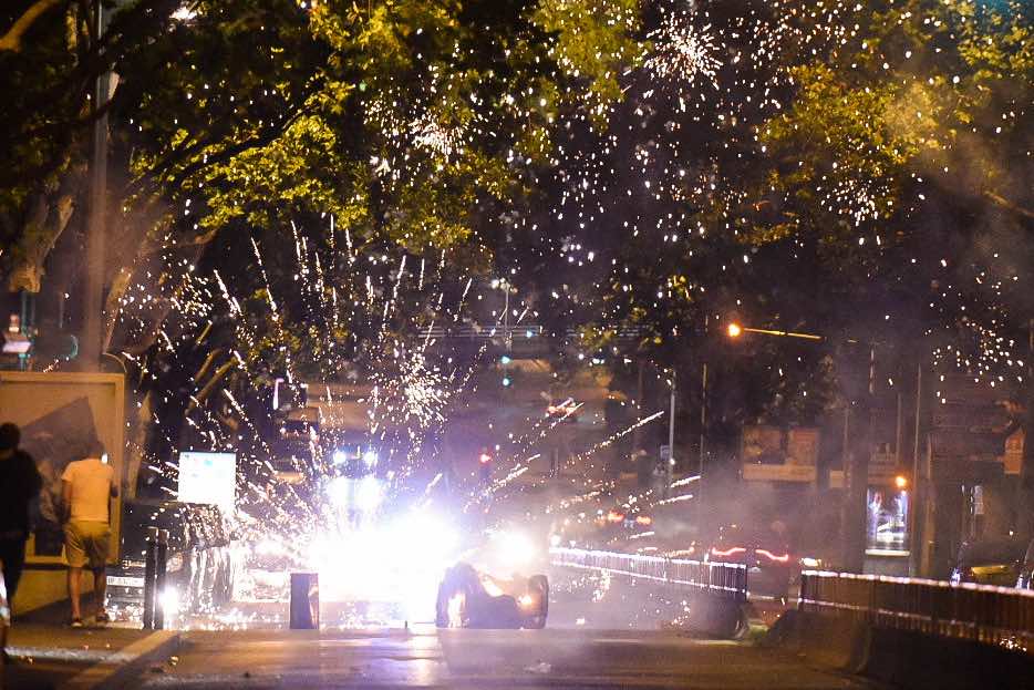 Ausschreitungen in Paris: Jugendliche Randalierer lassen einen Feuerwerkskörper auf der Straße explodieren