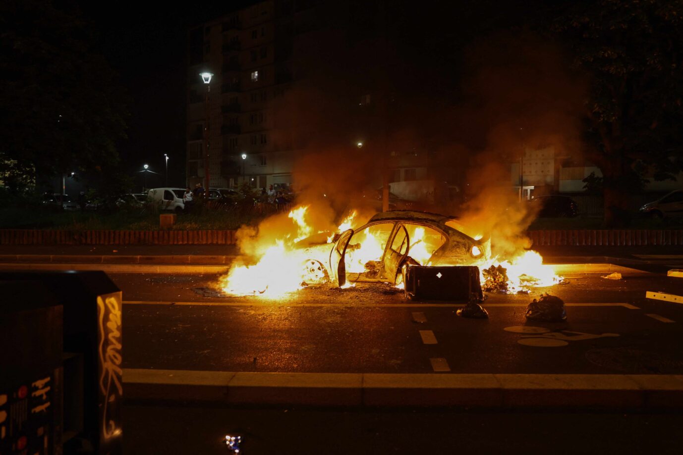 Ausschreitungen - Ein brennendes Auto in Nanterre, einem Vorort von Paris