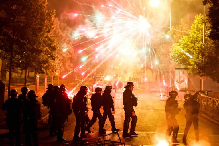 Krawalle und Ausschreitungen in Paris - Polizisten in Nanterres werden mit Feuerwerkskörpern attackiert
