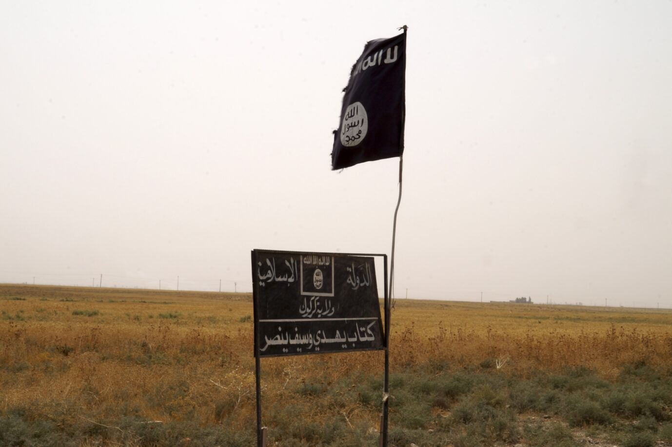 Das Bild zeigt die Schwarze Flagge der Terrororganisation IS in der irakischen Region Kirkuk, 180 Kilometer von Baghdad entfernt.